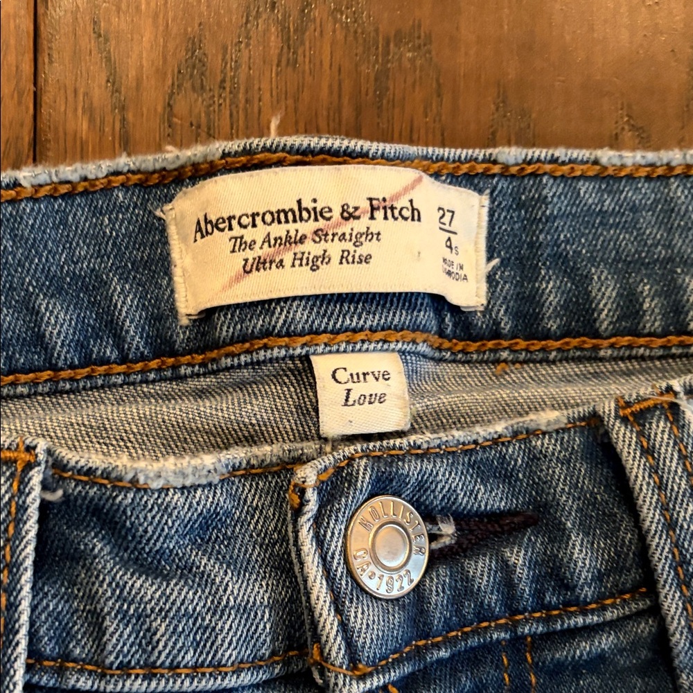 Abercrombie & Fitch Light Blue Cropped Straight Distressed Jeans- Size 27 - Picture 3 of 5